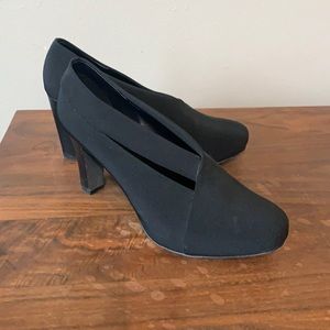 EUC 7.5 Black Pumps